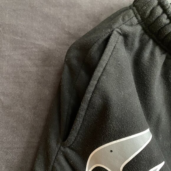 Hellstar Drawstring Mid-Rise Sports Shorts For Men - Picture 3 of 6